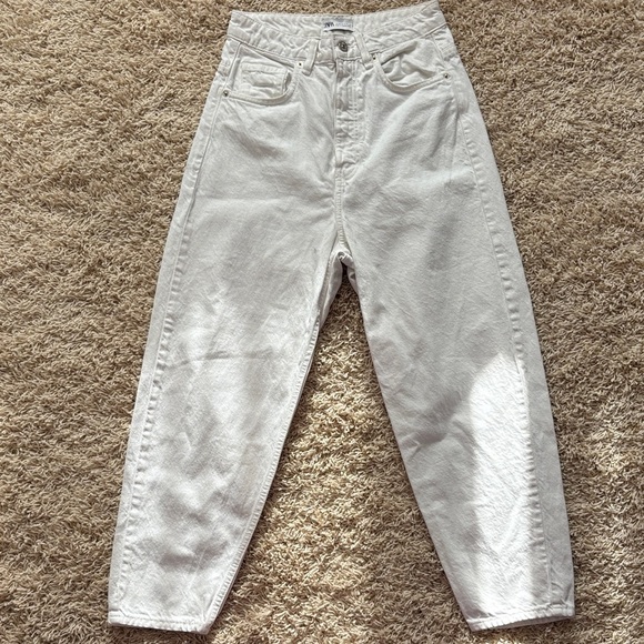 Zara White High-Waisted Jeans - Picture 2 of 2